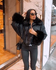 Shaggy Jacket, Winter Wear Women, Outfits Con Jeans, Lawyer Fashion, Time Clothes, Classy Winter Outfits, Influencers Fashion, Black Denim Jacket