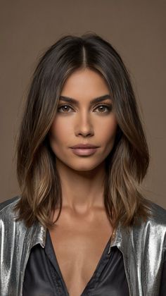 Melena Castaña Oscura con Reflejos y Pixie Largo Cheryl Cole Short Hair, Brunette Lob With Highlights, Rock Style Hair, Dark Hair Bob, Victoria Beckham Hair, 2024 Hair Trends, Haircuts For Medium Length Hair, Long Bob Haircuts, Haircuts For Wavy Hair