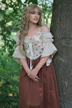 Hobbitcore Outfits, Faire Outfit, Outfit Female, Neckline Details, Cottagecore Outfit, Fair Outfits, Ren Fair, Cottagecore Fashion, Flowy Sleeves