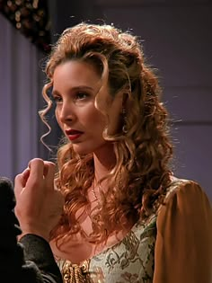 Pheobe Buffay Curly Hair, Iconic Curly Haired Characters, Phoebe Curly Hair, Wavy Hair Wedding Styles Naturally, 1970s Curly Hair, Fairy Like Hairstyle, Bridgerton Hairstyles Curly, Phoebe Buffay Curly Hair, Curly Romantic Hairstyles