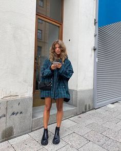 Art Show Aesthetic Outfit, Ashtyn Bodensteiner, Seattle Outfits, Fall Boot Trend, Mode Dope, Mantel Outfit, Portugal Fashion, Party 2023, Fashion Reference