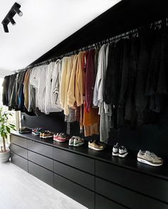 Inspiratie: de walk-in closets van onze Binnenkijkers Dream Closet Design, Open Wardrobe, Clothes Hanging, Closet Renovation, Wardrobe Room, Walk In Closets, Mens Bedroom, Closet Decor