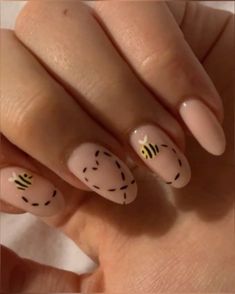 Bumble Bee Nail Art Ideas, Flower And Bee Nails, Bee Nail Ideas, Bumble Bee Nails Design, Nails Bees, Bee Nails Design, Bumblebee Nails, Bee Nail Designs, Springtime Nails