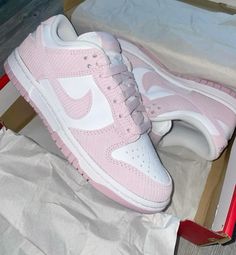 #shoes #shoelover #dunks #nike #sneakers #sneakersaddict #sneakersnike Tenis Air Force, Pink Nike Shoes, Pretty Sneakers, Trendy Shoes Sneakers, White Nike Shoes, Nike Fashion Shoes, Preppy Shoes, Pretty Shoes Sneakers, All Nike Shoes