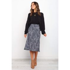 The midi length pencil skirt is an absolute staple in any girl's wardrobe! With a sleek silhouette and lightweight fabric, it's easy to wear and can be dressed up or down for any occasion. The high waisted design ensures that you'll always look effortlessly chic, while the elasticised waist at the back provides added comfort. Teaching Outfits, Elegante Casual, Stylish Work Outfits, Church Outfits, Professional Outfits, Business Casual Outfits, Work Attire, Office Outfits