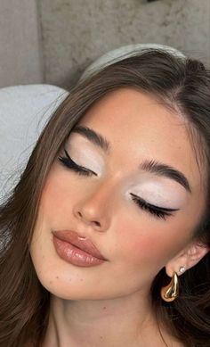 Beauty Guru Aesthetic, White Eyeshadow Makeup, White Eyeshadow Looks, Red Carpet Makeup, Classy Makeup, Prom Look