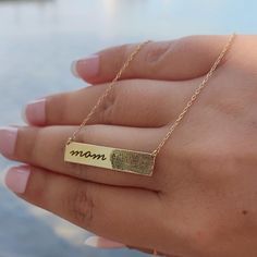 💖 Celebrate the unique bond between a mother and child with our stunning Personalized Engraved Fingerprint Bar Necklace! This beautiful piece is crafted from high-quality sterling silver and can be customized with your loved one's actual fingerprint. A heartfelt gift that truly stands out! 🌟 Why It's the Perfect Gift: Meaningful Keepsake: Carry a piece of your loved one with you everywhere you go. Customizable: Engrave a fingerprint, a name, or a special date to make it uniquely yours! Elegant Design: Available in silver, gold, and rose gold finishes, perfect for any style. Delicate Chain: Featuring a lightweight cable chain in lengths of 15", 16", 17", 18", 19", or 20" for a comfortable fit. (Contact us for longer chain lengths.) 🎁 Ideal for birthdays, Mother's Day, or just because--th Christmas Gift For Sister, Christmas Gifts For Sister, Remembrance Gifts, Gift For Sister, Jewelry Christmas, Best Friend Birthday, Memorial Jewelry, Sympathy Gifts, Heartfelt Gifts