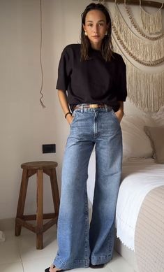 Wide Leg Pants Outfit Going Out, Loose Jeans Women Outfit, Wide Leg Pants Outfit Streetwear, Work Outfits Women Denim, Relaxed Going Out Outfit, Zara Sailor Jeans Outfit, Front Seam Jeans Outfit, Casual Dark Jeans Outfit, Trendy Outfits Wide Leg Jeans