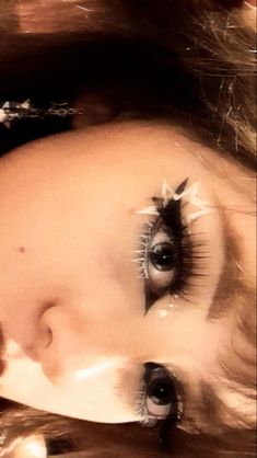 Star Shaped Eyeliner, Star Makeup Inner Corner, 4 White Dots Makeup, Makeup Ideas With White Eyeliner, Cool White Eyeliner Looks, White Eyeliner Star Makeup, Star Makeup Look Y2k, Ethereal Eyeliner, Cute White Eyeliner Looks