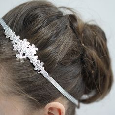 The forget-me-not hair band is made from American 1950s lace. In the 1950s, this lace was sewn on to dresses as an embellishment. The solid lace part consists only of flowers. The hair band ties with ribbon in the back. Forget Me Not, The 1950s, The Back, Wedding Jewelry