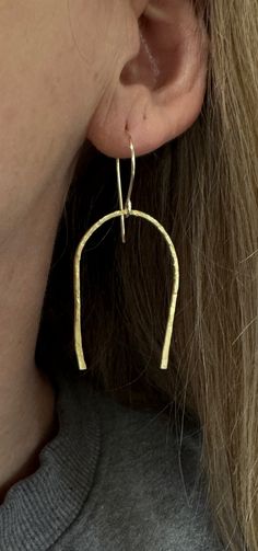 These 2" earrings are made of gold 16 gauge wire that has been shaped into an upside down half hoop. These earrings are lightweight and comfortable to wear. They are also very versatile and can be dressed up or down.  The ear wires are fish hooks. Minimalist Earrings Gold, Hippy Gifts, Gold Wire, Simple Earrings, Wire Earrings, Ear Wire, Minimalist Earrings, Jewelry Earrings Hoops, Earring Gifts