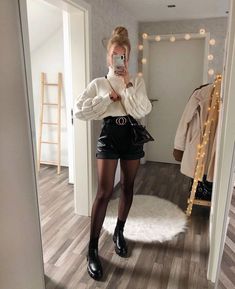 Leder Shorts Outfit, Short Sweater Outfit, Winter Shorts Outfits, Rome Outfits, Short Cuir, Cute Sweater Outfits, Rock Outfit, Stylish Sweaters