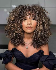 Curly Afro With Highlights, Curly Bangs With Layers, Curly Highlights Caramel, Curly Cuts With Layers Medium, Round Curly Haircut, Money Piece Curly Hair, Highlights For Curly Hair Natural Curls, Caramel Balayage Curly Hair, Black And Blonde Hair