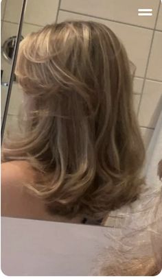 Short Haircut Layers Mid Length, Attractive Haircuts Women, Cute Haircuts For Shoulder Length Hair, Aesthetic Medium Haircut, Straight Hair Short Layers, Haircut Inspo Shoulder Length, 90s Layered Blowout Hair, Mi Long Haircut, Shoulder Length Hair With Lots Of Layers