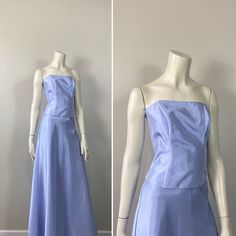 Vintage 2 Teiliges Ballkleid Kleid Set Dieses Angebot gilt für ein wunderschönes Vintage-Kleid von Michaelangelo. Dieses tolle Vintage 2-teilige Kleid verfügt über Spitze - Entbeinen - gerader Ausschnitt - keine Ärmel oder Träger - Reißverschluss hinten - Verkaufspreis $ 57 Rock - seitlicher Reißverschluss - seitliche Lasche - A-Linie - Verkaufspreis $ 79 - neu mit Tags Deadstock - 100% Acetattaft - Polyesterfutter Größe: 4 Top 6 Rock modern Small Maße: Brustumfang: 86 cm Länge: 13,5 Taille: 66 Light Blue 90s Prom Dress, Periwinkle Prom Dress, 90s Purple Prom Dress, 90s Blue Sports Top, 2000s Blue Dress, Vintage Blue Full Skirt, Pastel Blue Dress, Strapless Prom Dress, Ball Gown Skirt