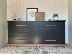 Black refinished modern dresser with wood accents and gold hardware Refinished Dresser Diy, House Moodboard, Dresser Diy, Dresser Refinish, Kitchen Designs, Diy Wood, Credenza