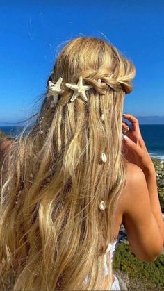 Mermaid Hairstyles Black Hair, Beachy Mermaid Aesthetic, Cute Mermaid Hairstyles, Beach Hair Inspiration, Seashell In Hair, How To Do Mermaid Hair, Ocean Hair Accessories, Hair Styles With Hair Jewelry, Mermaidcore Hairstyles