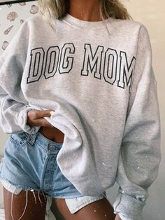 ORIGINAL DOG MOM CREWNECK – Olive Lynn Graphisches Design, Dog Mom Sweatshirt, Dog Mom Shirt, Mom Sweatshirt, Hoodies Design, Inspiration Mode, Waist Length, Style Retro, Casual Sweatshirt