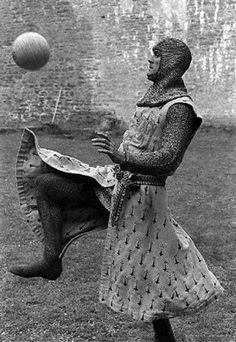 John Cleese playing football on the set of Monty Python and the Holy Grail. Monty Python Holy Grail, John Cleese, Roi Arthur, Septième Art, British Comedy, Paul Newman