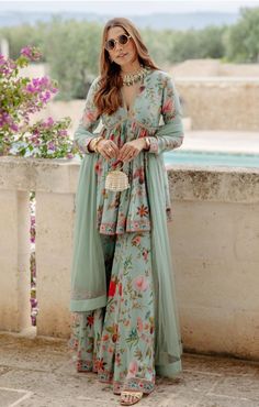 Indian Designer Suits, Pakistani Fancy Dresses, Indian Dresses Traditional, Designer Dresses Casual, Sharara Set, Fancy Dress Design, Stylish Dress Book, Indian Attire