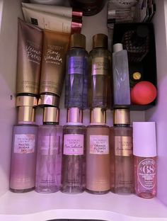 Victoria Secret Spray, Profumo Victoria Secret, Victoria Secret Body Spray, Bath Body Works Candles, Makeup Accesories, Magical Makeup, Makeup Is Life, Perfume Body Spray, Bath And Body Works Perfume