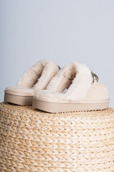 Taos fur lined slipper from Lush Fashion Lounge women's boutique in Oklahoma City. Lush boutique in OKC has a variety of cute and affordable shoes and more! These trendy slippers are a must have! A favorite designer dupe! True to size. If you are a half size we suggest sizing down! Trendy Slippers, Homesick Candles, Quay Sunglasses, Affordable Shoes, Haute Hippie, Capri Blue, Under Dress, Taos, Mom Tees