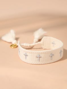 Celebrate faith and friendship with this adjustable fabric bracelet features embroidered silver crosses. This piece is the perfect gift for a friend or is the best accessory to treat yourself. Cross Friendship Bracelet, Gold Cross Bracelet, Christian Gift Shop, Wwjd Bracelet, Girly Christmas Gifts, Christian Christmas Gift, Paperclip Bracelet, Preppy Gifts, Preppy Jewelry