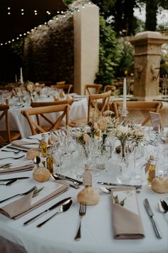 Décoration de table mariage bohème chic - Mariage en Provence photographe mariage Bud Vase Centerpiece, French Country Wedding, 21 Diner, Boheme Chic, Pastel Wedding, Vase Centerpieces, Wedding Mood Board, Wedding Deco