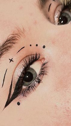 Graphic Liner Makeup Black, Black And White Eyeliner Looks, Graphic Eyeliner Black, Graphic Black Eyeliner, Graphic Eyeliner Ideas, Grafik Eyeliner, Black Graphic Eyeliner, Makeup Graphic Liner, Liner Ideas