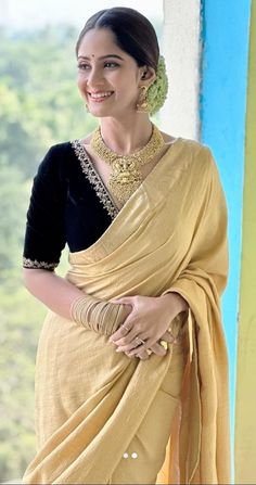 Golden Saree With Contrast Blouse, Golden Saree Look, Trina Saha, Simple Saree Blouse Designs, Saree With Contrast Blouse, Lehenga Hairstyles, Saree Looks, Trendy Saree, Umbrella Dress