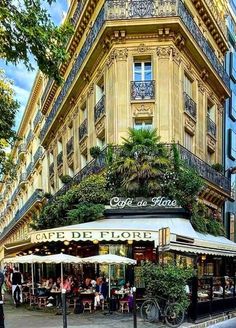 an outdoor cafe in the middle of a city