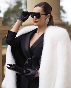 White Fur Coat, Boho Mode, Elegant Outfit Classy, Paris Chic, How To Look Rich, Woman Suit Fashion, Fashion Runway, Looks Black, White Fur