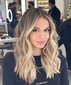 Blonde Hair With Roots, Rambut Brunette, Blonde Hair Transformations, Ombre Hair Blonde, Dark Roots Blonde Hair, Balayage Blonde, Brown Hair Balayage