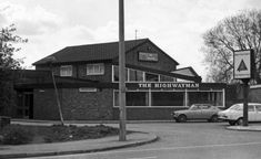 an old black and white photo of cars parked in front of the highwayway restaurant