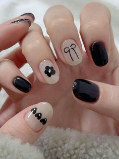 Simple Nail Art In Black, Nail Art Simple For Short Nails, Black Nail Art For Short Nails, Cute Nail Art Designs For Short Nails, Nail Art Designs Short Nails Simple, Black Short Nails Design Simple, Cute Nail Art For Short Nails Easy, Minimal Manicure Design, Easy Nail Art Designs For Short Nails