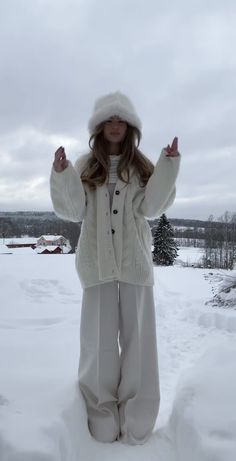 White Knitted Cardigan Outfit, Snow Day Outfit Aesthetic, White Fuzzy Sweater Outfits, White Faux Fur Coat Outfit, Sweatshirt Photoshoot Ideas, All White Outfit Winter, White Pants Winter Outfit, All White Winter Outfit, White Pants Outfit Winter