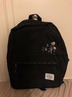 Black Backpack Embroidery, School Bag Embroidery Ideas, Backpack Embroidery Ideas Jansport, Backpack Diy Decoration, Backpack Embroidery, Stylish School Bags, Embroidered Backpack, Study Stationery, Stationary School