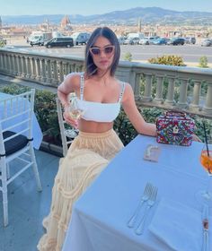 Outfit Primavera, Skirt And Sneakers, Crop Top Dress, Elegante Casual, Looks Chic, Girly Outfits, Vacation Outfits, Outfit Idea