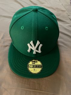 Snapback Hats Aesthetic, Green Cap, New Era Hats, Basic Shorts, Clothing Photography, Nike Air Max Plus, Air Max Plus, Outfits With Hats