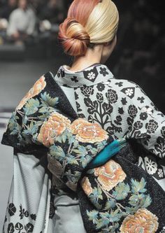 Japan Fashion Week, Furisode Kimono, Japanese Costume, Kimono Japan, Yukata Kimono, Traditional Kimono, Japanese Geisha, Beautiful Kimonos