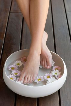 Basic Pedicure, Deco Spa, Pedicure Tips, Mascara Hacks, Spa Pedicure, Pedicure At Home, Manicure Diy, Foot Soak