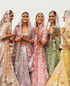 Desi Bridesmaids Outfits, Pastel Indian Wedding, Indian Fits, Bridesmaids Outfits, Outfits Floral