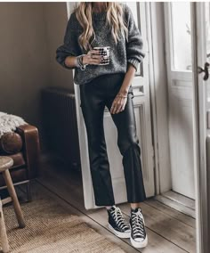 Casual Rocker Style, Tenis Converse, Winter Mini Dresses, Converse Outfits, All Jeans, Cozy Knit Sweater, Outfits With Converse, Rocker Style, Mini Robes