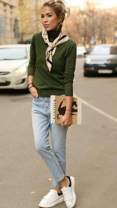 Cute Outfits Winter, Stile Casual Chic, Green Turtleneck Sweater, Looks Jeans, Outfits To Copy, Outfit Chic, Paris Mode, Outfit Jeans