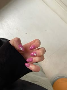 Star Nails Pink And White, One Star Nails, Pink Nails With White Stars, Short Nails Pink Design, Simple Design Nail Art, Pink Nails Stars, Pink Nails With Stars