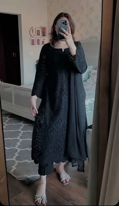 Pakistani Dresses Sleeves Design, Pakistani Short Kurti Designs, Casual Modest Dresses, Spirit Jeans Ideas, Desi Suits, Spirit Jeans, Trending Summer Nails, Simple Dress Casual, Eastern Dresses