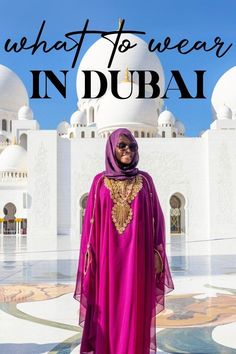 a woman standing in front of a building with the words, what to wear in dubai