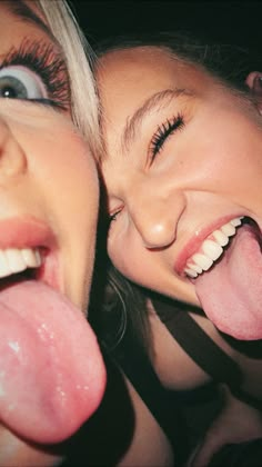 silly pics bff Photos To Recreate Funny, Bff Pictures 2 People, Two Besties Pics Aesthetic, Friend Photos Funny, Bestie Recreate Photos, Duo Photo Ideas Funny, Picture Idea With Friends, Pic Ideas For Best Friends, Fun Photo Ideas With Friends