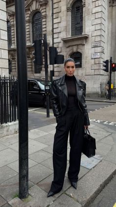 Trendy Dress Pants Outfits, Black Blouse Outfit Aesthetic, All Black Chic Outfit Classy, Trendy Office Outfits 2023, Autumn Ootd 2024, Shirt Over Top Outfit, Scarf Neck Tie Outfit, Chic Hoodie Outfit, Autumn Classy Outfit