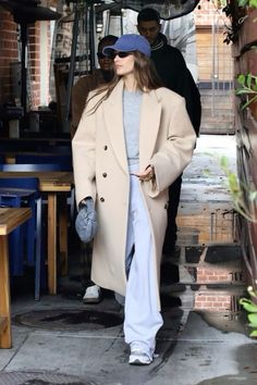 Hailey Bieber casual style Hailey Bieber Spring Outfits, Hailey Bieber Mini Jodie, Casual New York Winter Outfit, Wardrobe Nyc Hailey Bieber, Hailey Bieber Nyc Style, Hailey Baldwin Winter Outfits, Hailey Bieber Recent Outfits, Hailey Bieber Asics, Celeb Winter Outfits